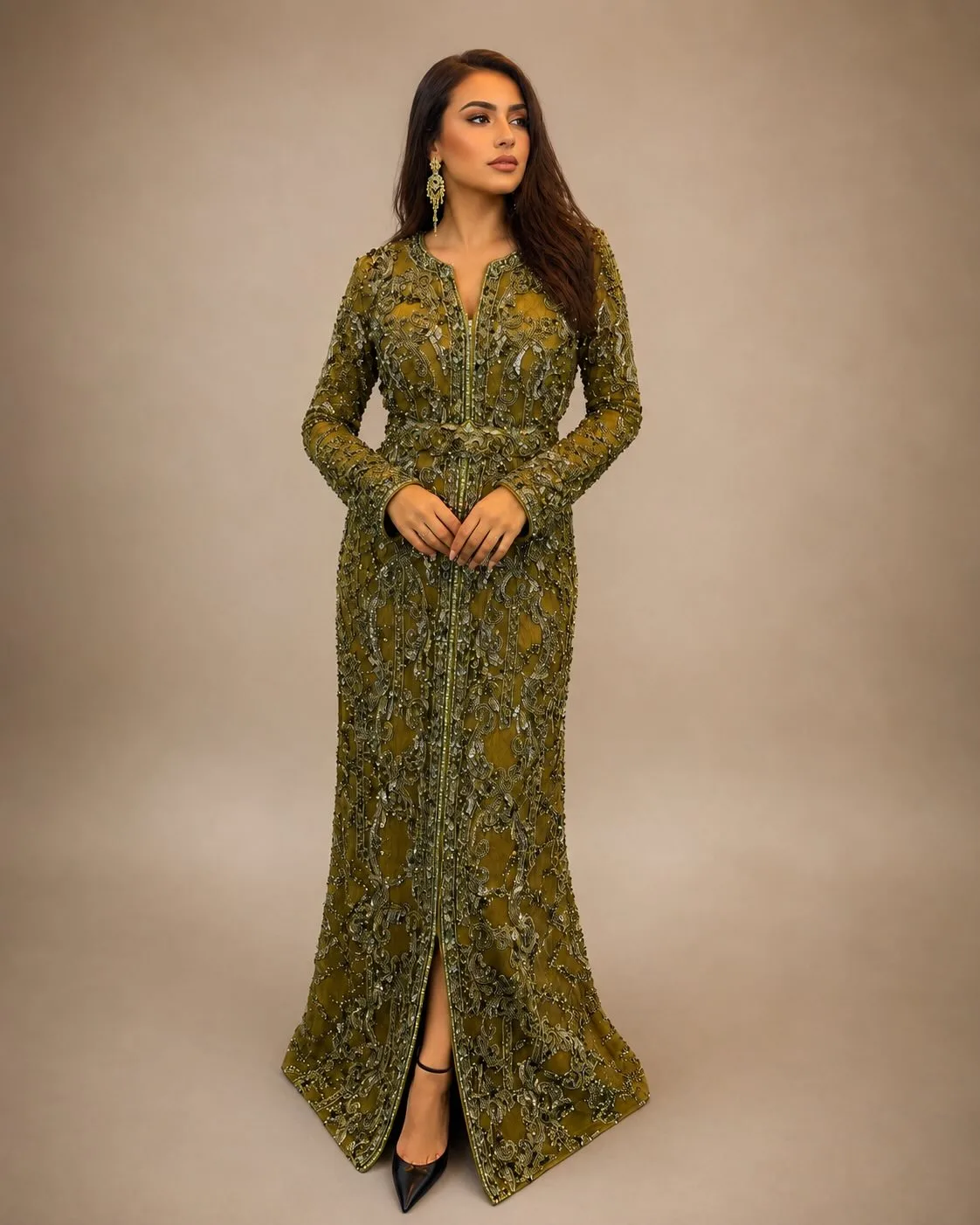 Olijfgroene kaftan van kraag tot zoom bezet met goudkleurig kraalwerk.