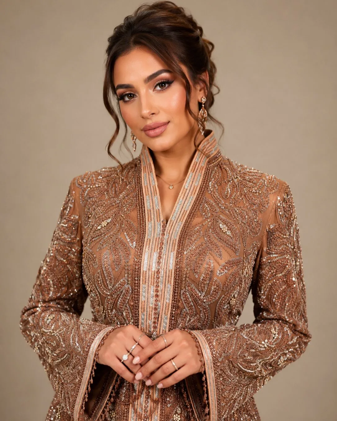 Rosé-gouden pailletkaftan die bij elk licht schittert.