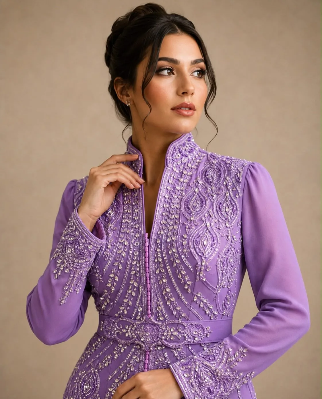 Lila kaftan met zilverkleurig kraalwerk en een hoge, verfijnde hals.