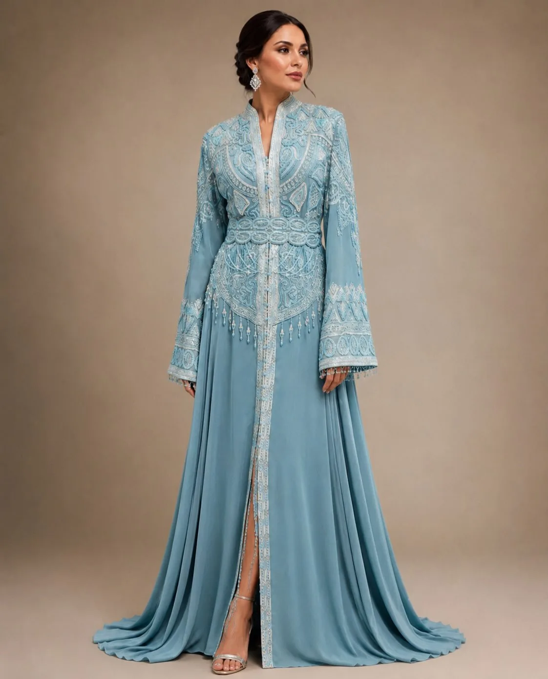Poederblauwe kaftan met fijn zilverborduursel en elegante split.