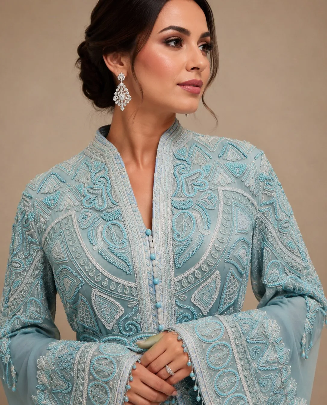 Poederblauwe kanten kaftan met wijde mouwen, romantisch en licht.